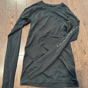 Lululemon Black Long sleeve - size 6